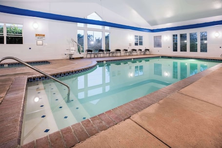 Indoor pool. La Quinta Inn & Suites by Wyndham Newport