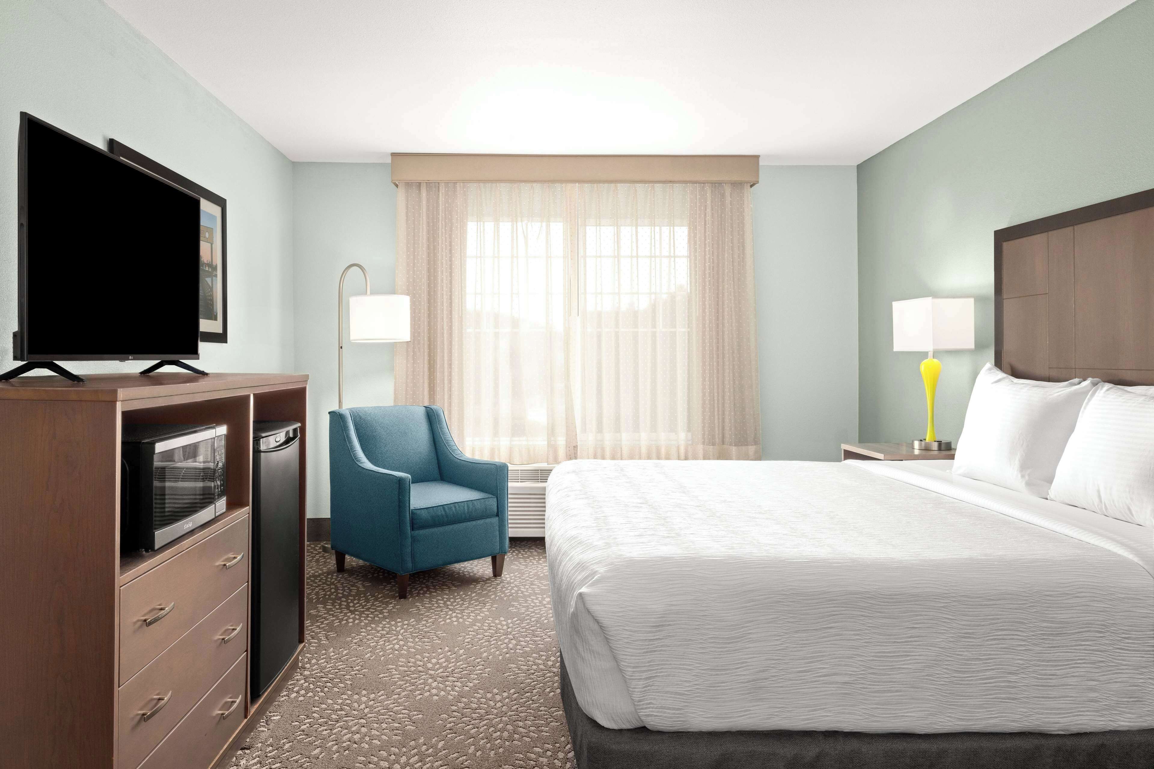 room, 1 king bed, non smoking | premium bedding, laptop workspace, blackout curtains, iron/ironing board