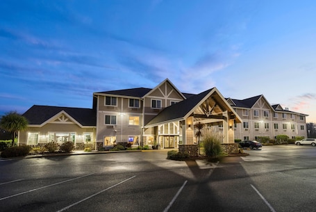 Exterior. La Quinta Inn & Suites by Wyndham Newport