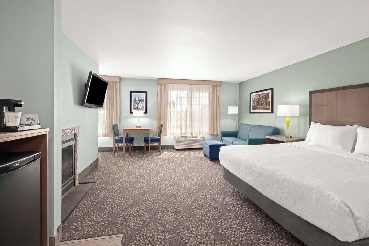 Phòng Suite Deluxe, 1 giường cỡ king, không hút thuốc | Bộ đồ giường cao cấp, khu vực làm việc phù hợp cho laptop 
