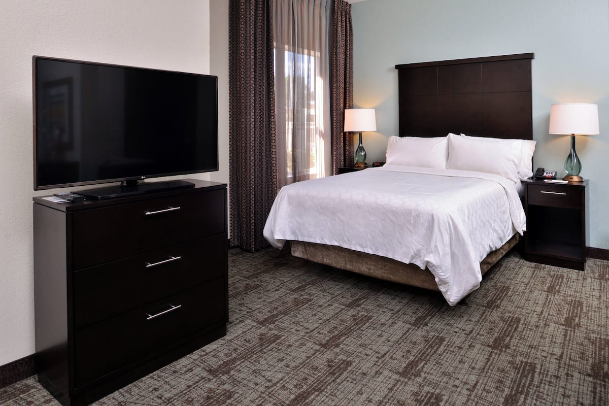 Studio suite, 1 queensize bed, keuken | Luxe beddengoed, pillowtop-bedden, een bureau, een laptopwerkplek