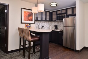 Réfrigérateur grande capacité avec congélateur, four à micro-ondes