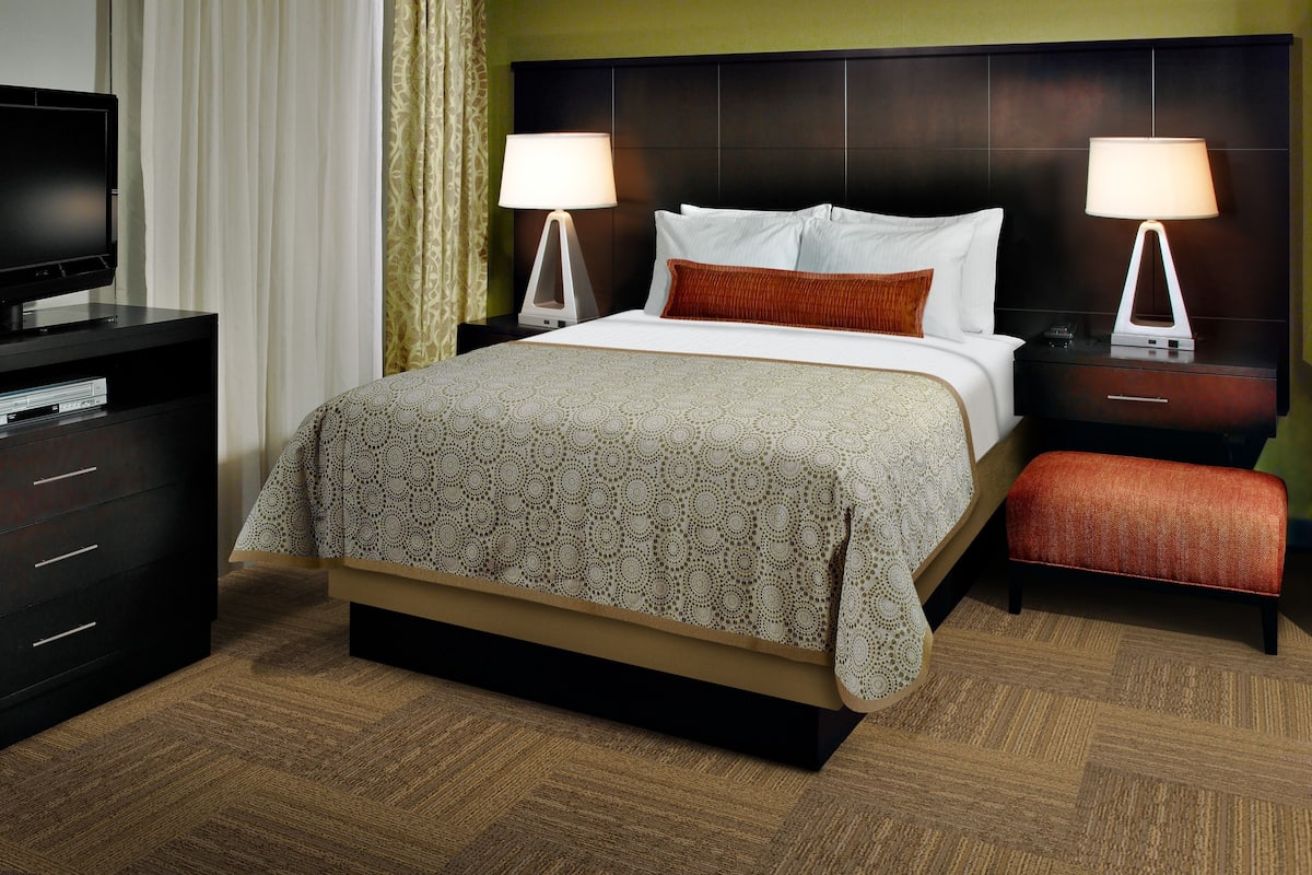1 Schlafzimmer, hochwertige Bettwaren, Pillowtop-Betten, Schreibtisch