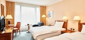 埃及棉床单、加厚床垫、办公桌、笔记本电脑工作区