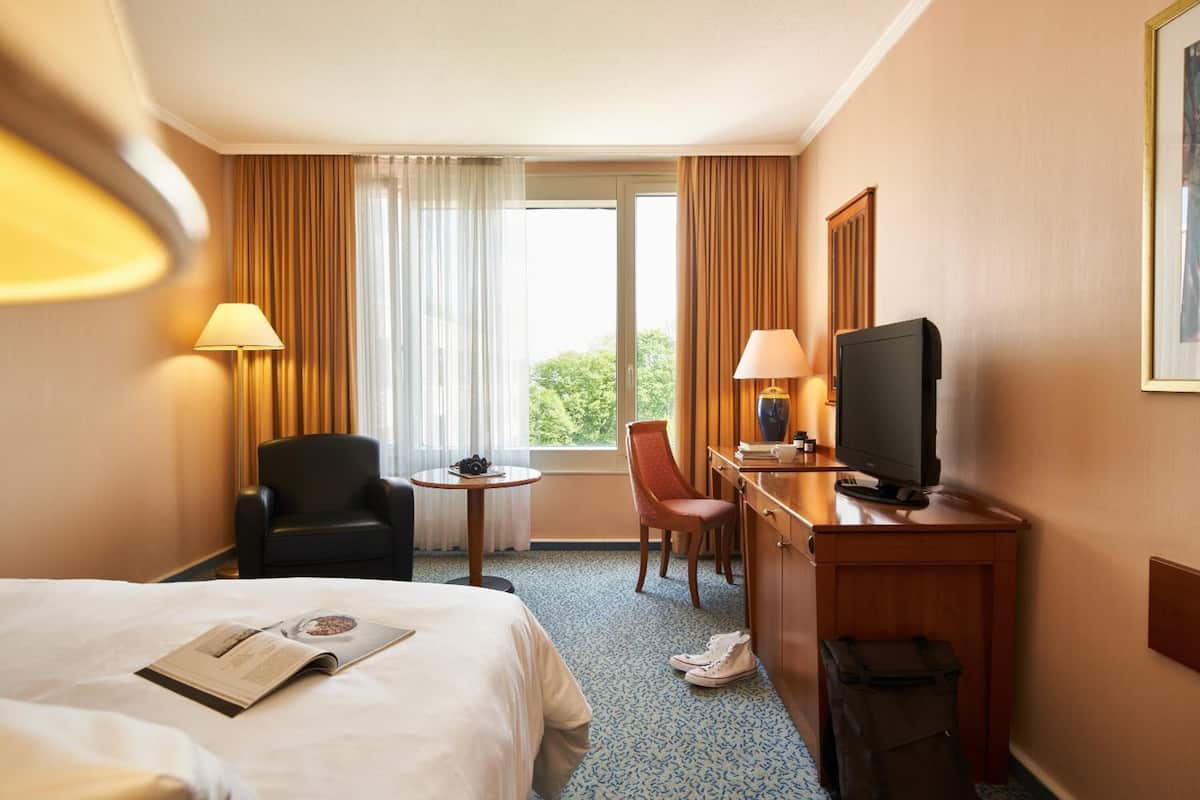 Egyptian cotton sheets, pillowtop beds, desk, laptop workspace