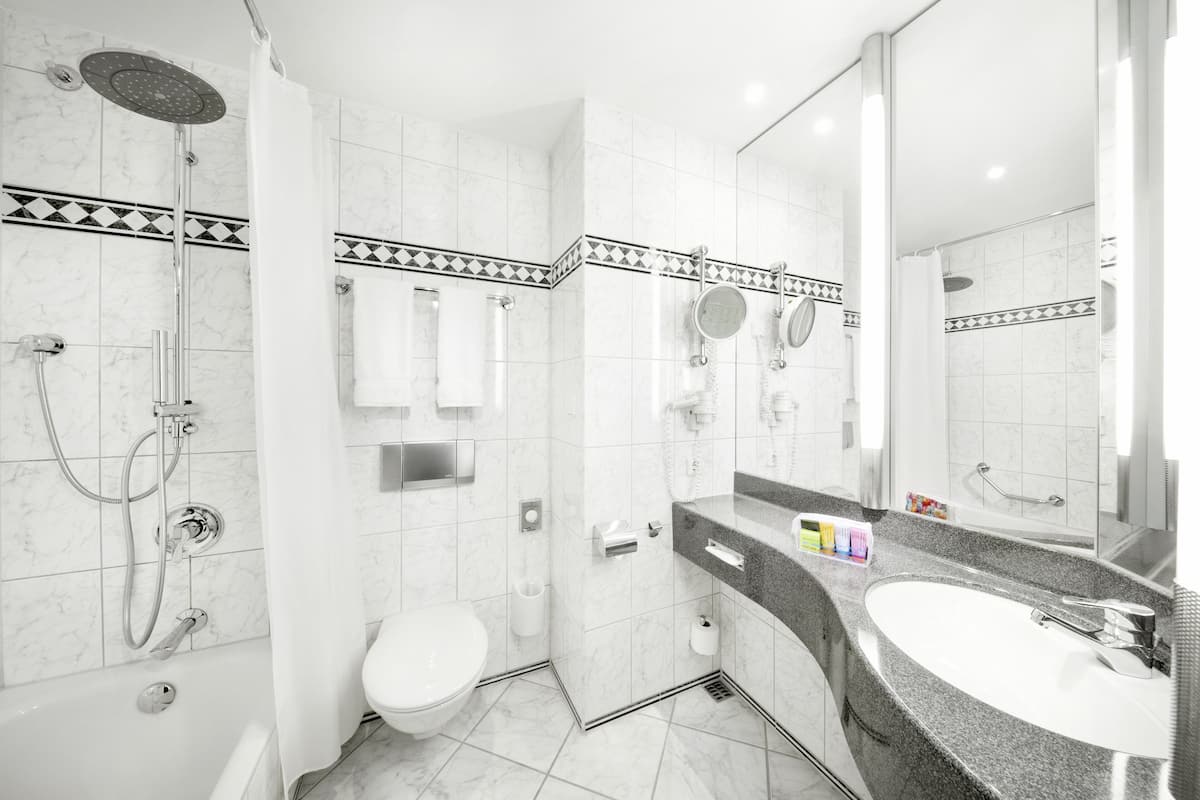Un baño moderno con ducha, inodoro y lavabo.