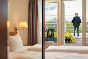 Suite | Egyptian cotton sheets, pillowtop beds, desk, laptop workspace