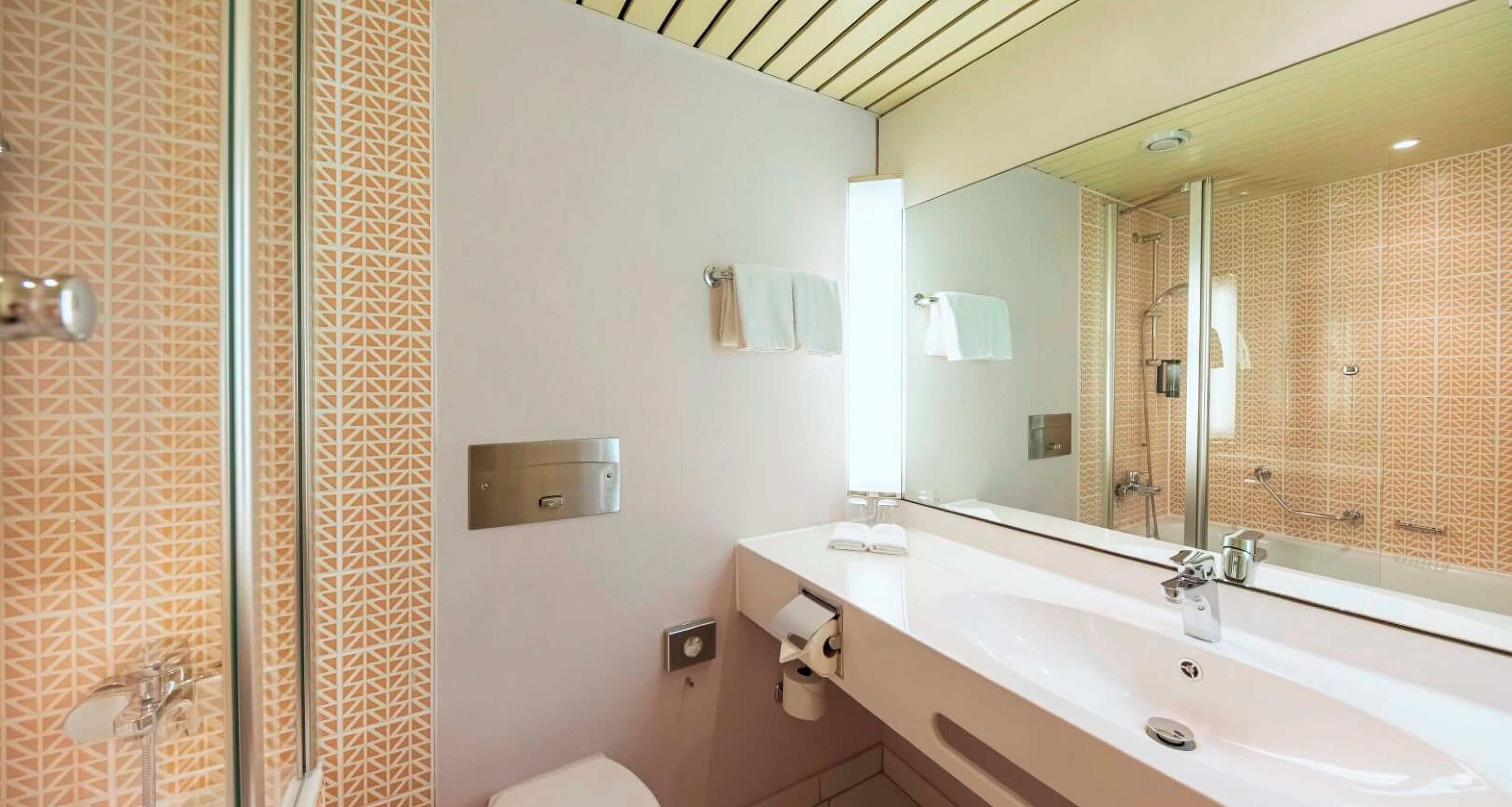 combined shower/bathtub, eco-friendly toiletries, hair dryer, towels