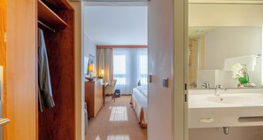 Habitación doble | Ropa de cama de alta calidad y caja de seguridad en la habitación