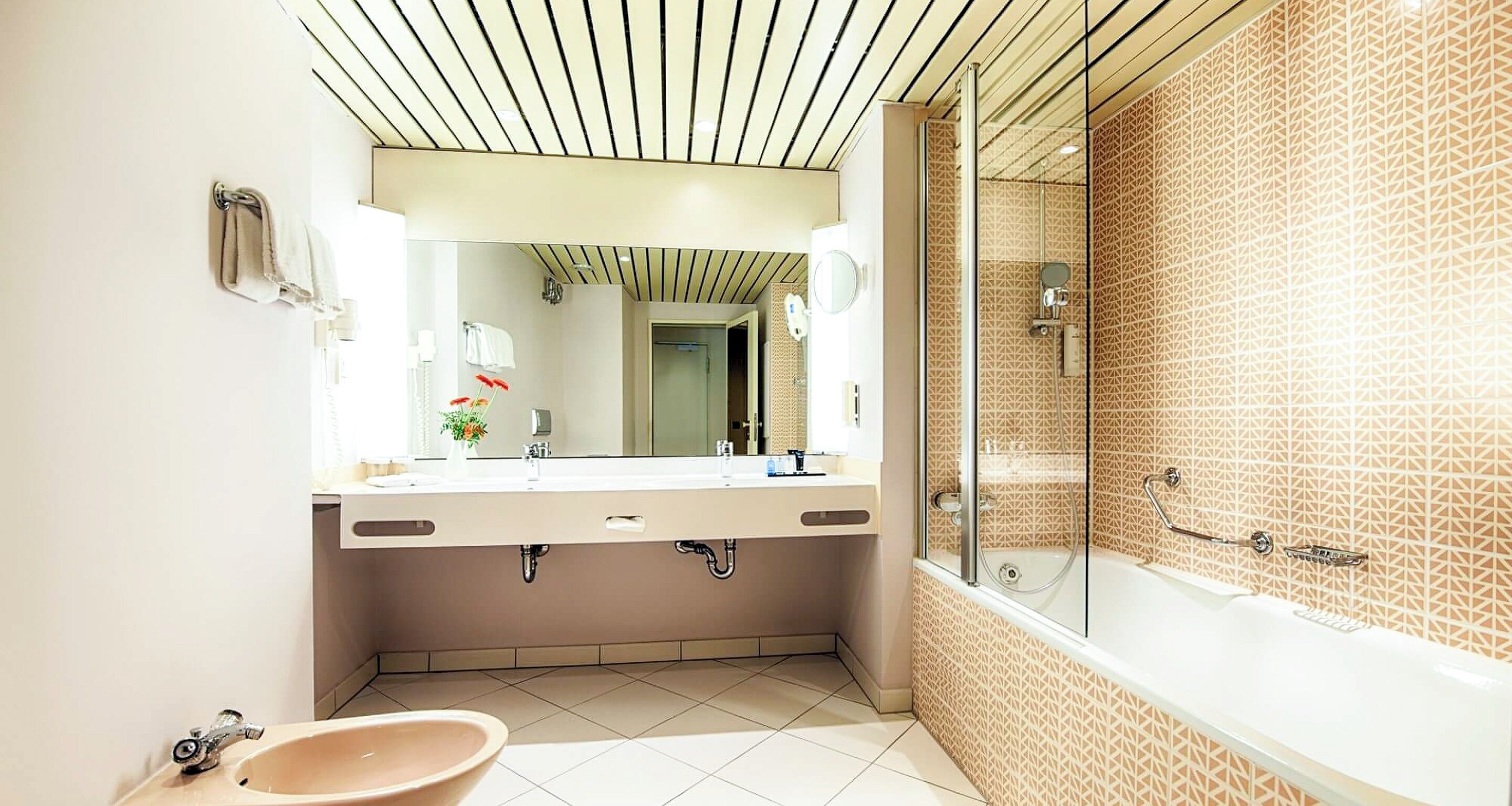 combined shower/bathtub, eco-friendly toiletries, hair dryer, towels