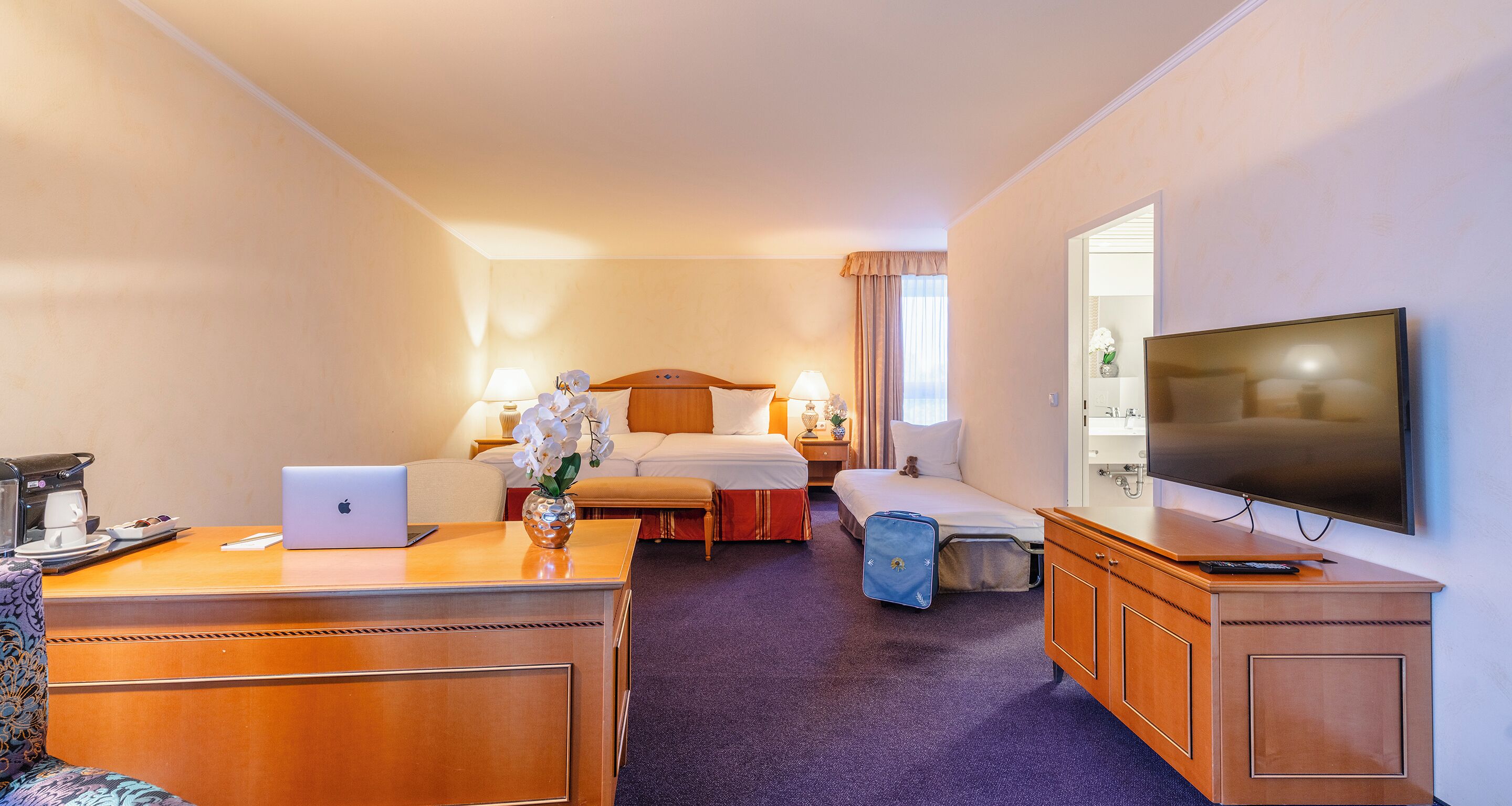 Junior Twin Room | Premium bedding, in-room safe, desk, blackout drapes