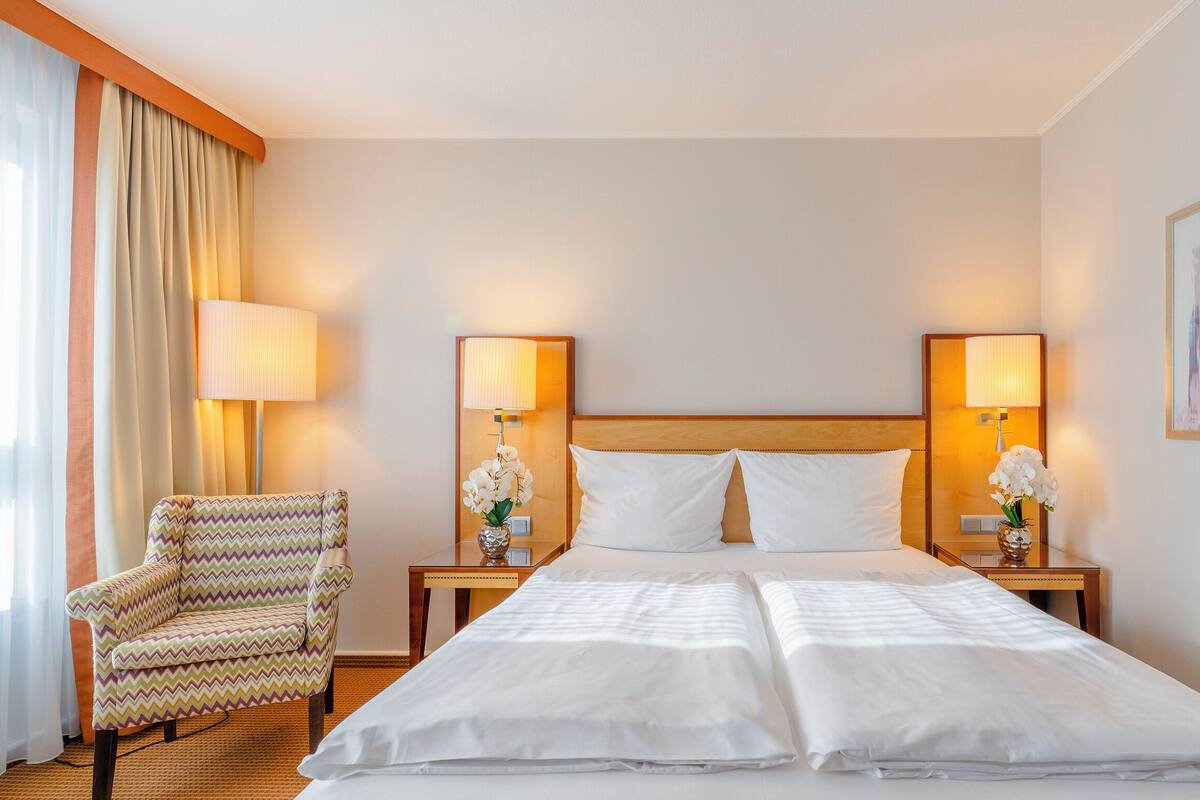 Luxe beddengoed, een kluis op de kamer, een bureau