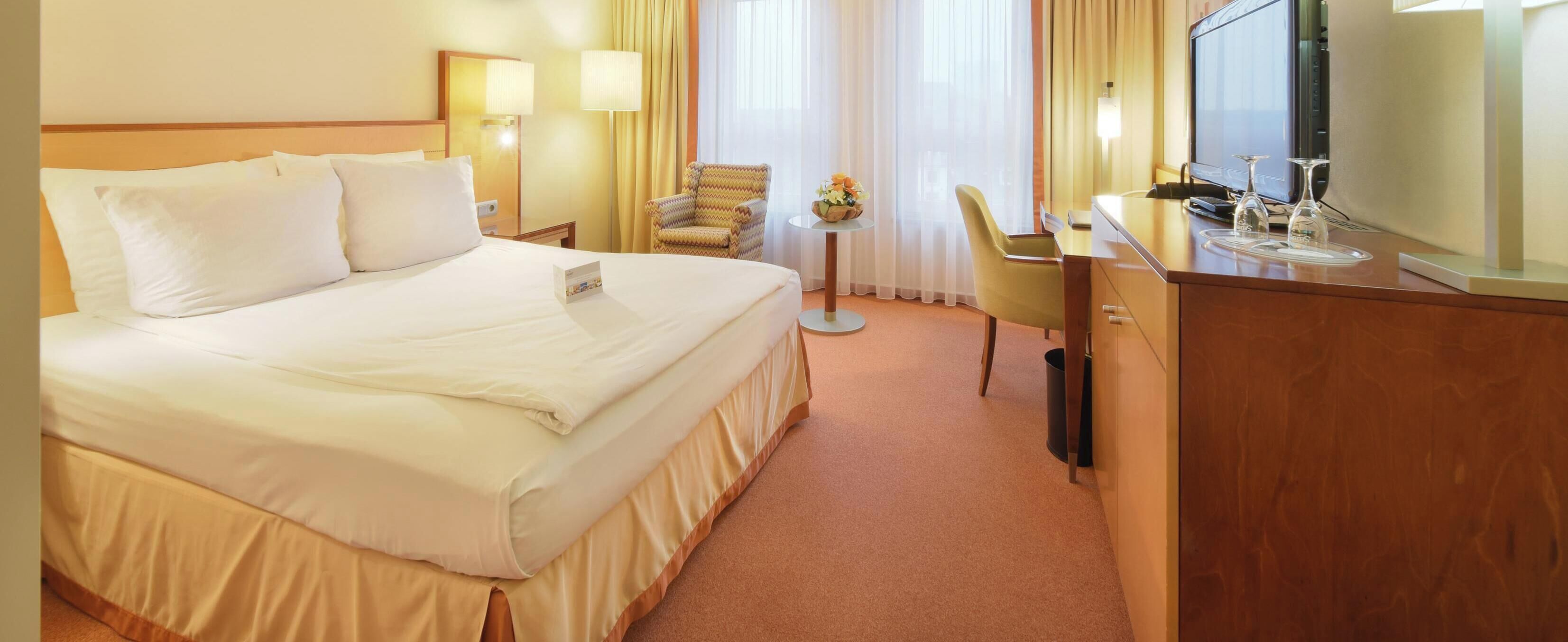 Hochwertige Bettwaren, Zimmersafe, Schreibtisch, Verdunkelungsvorhänge