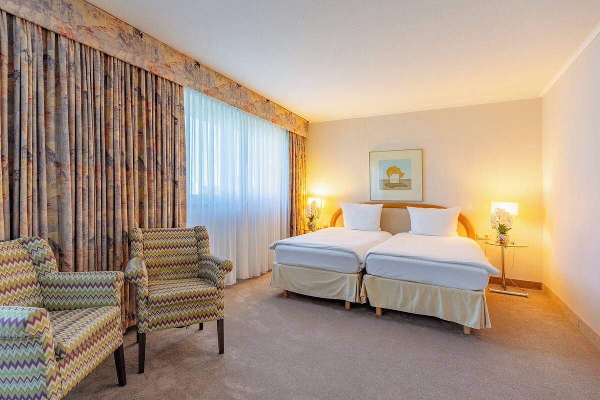 Suite | Luxe beddengoed, een kluis op de kamer, een bureau