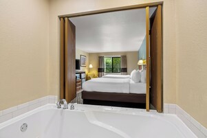 Escritorio, tabla de planchar con plancha, wifi gratis y ropa de cama 