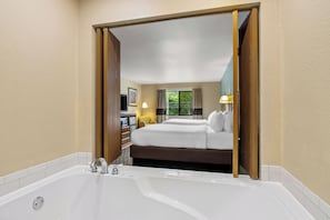 Chambre Double Standard, 2 grands lits, baignoire à jets | Bureau, fer et planche à repasser, Wi-Fi gratuit, draps fournis