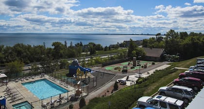 Edgewater Hotel & Waterpark