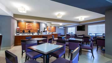 Desayuno completo gratuito y diario