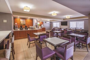 Free daily full breakfast - La Quinta Inn & Suites by Wyndham Erie (Erie)