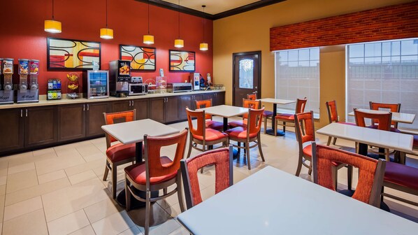 Café da manhã com buffet grátis todos os dias
