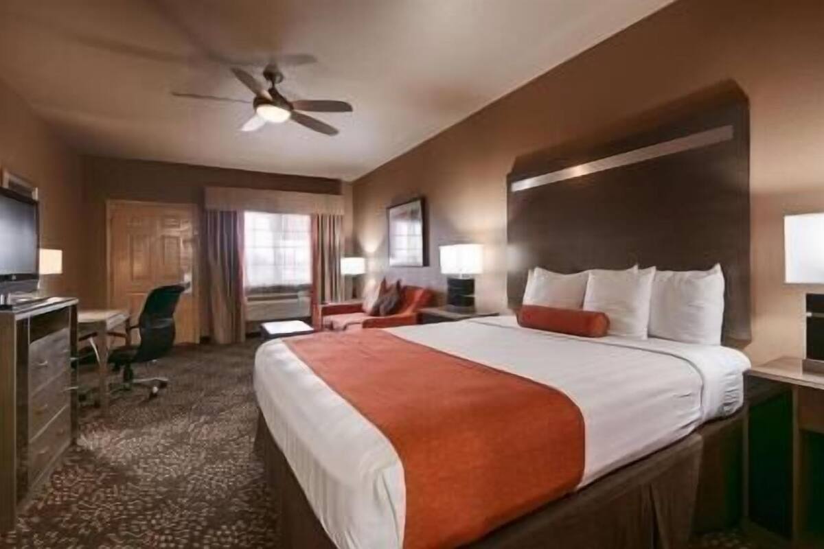 Premium bedding, in-room safe, desk, iron/ironing board