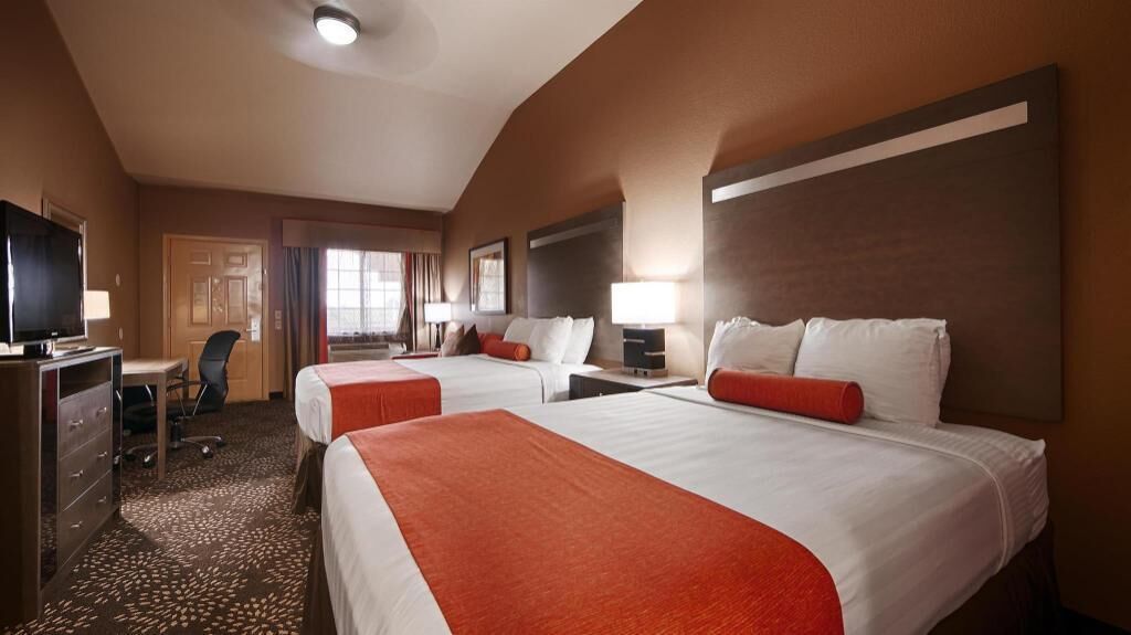 Premium bedding, in-room safe, desk, iron/ironing board