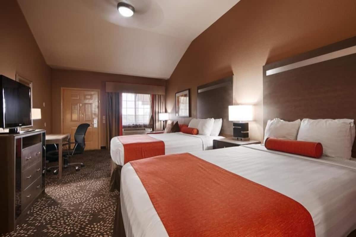 Premium bedding, in-room safe, desk, iron/ironing board