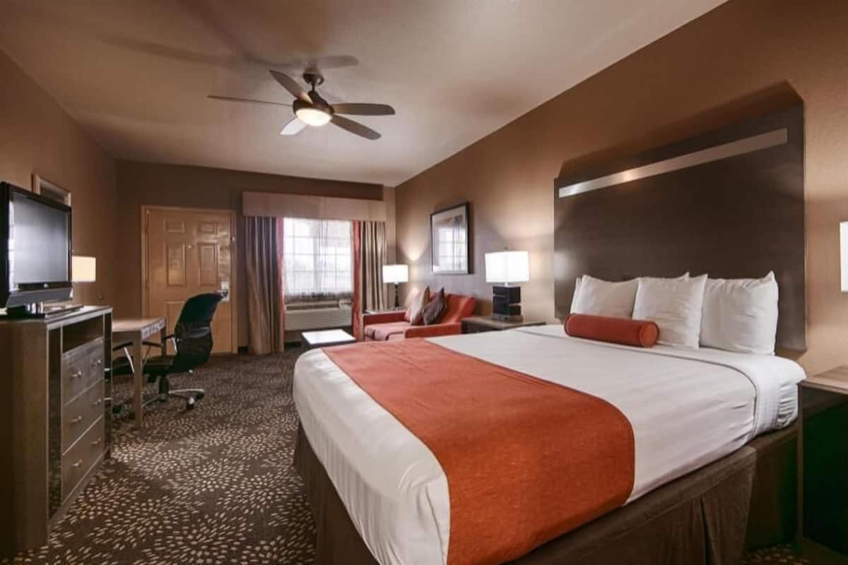 Premium bedding, in-room safe, desk, iron/ironing board