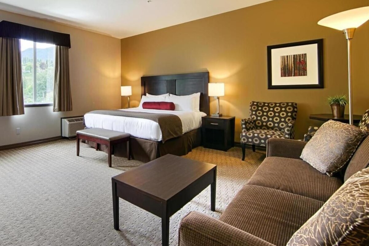 Premium bedding, pillowtop beds, in-room safe, desk