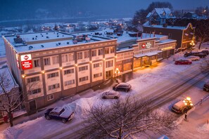 Hotellissa on useita kerroksia, sen julkisivussa on suuri, näkyvä Best Western Plus -kyltti, ja sen yhteydessä on useita autopaikkoja.