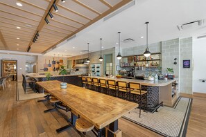 Breakfast, lunch, dinner served; Italian cuisine 