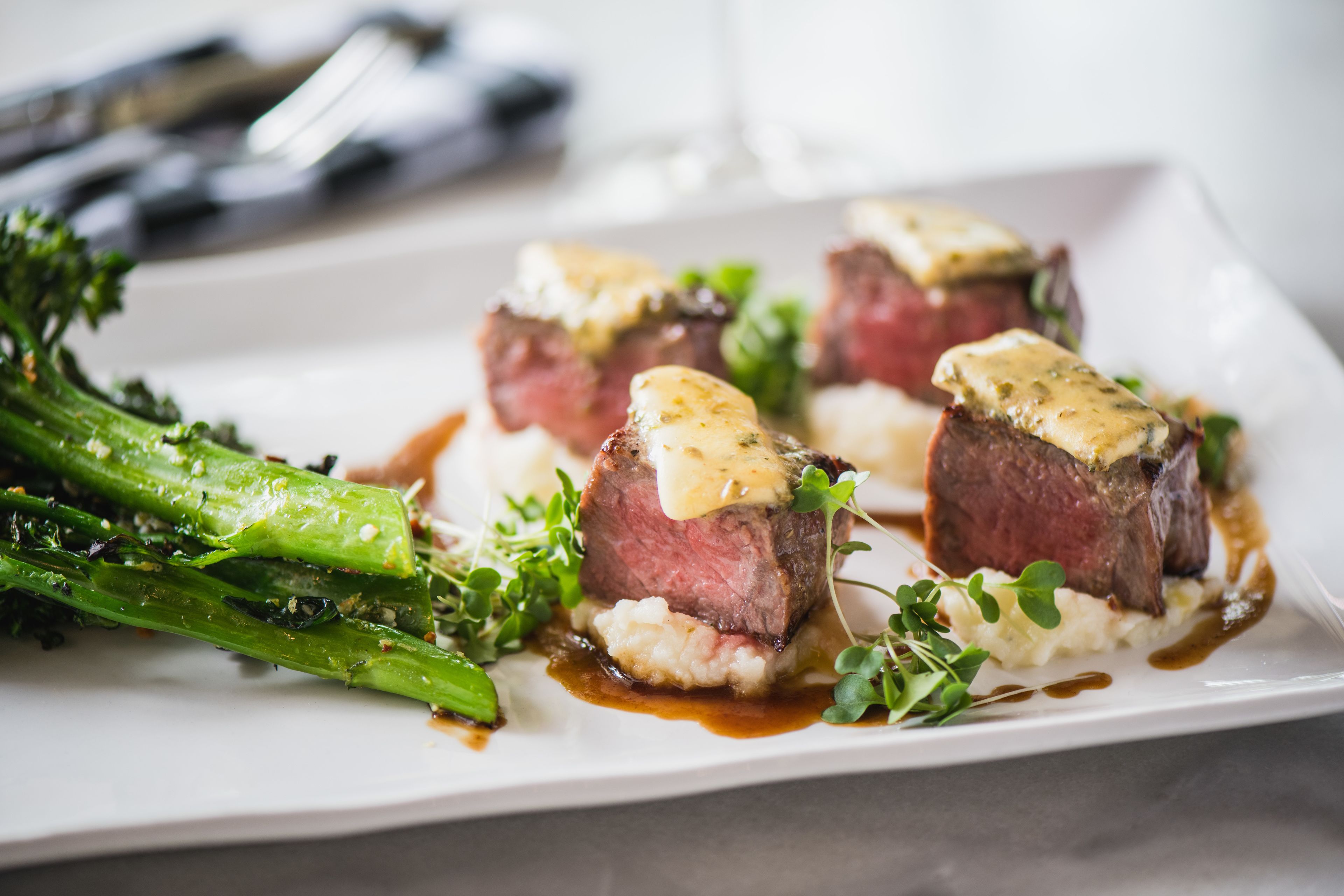 Un plato de comida con carne y verduras.