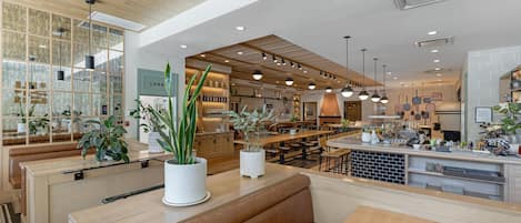 供應早餐、午餐、晚餐;意大利菜