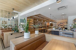 Se sirven desayunos, almuerzos, cenas y cocina italiana 