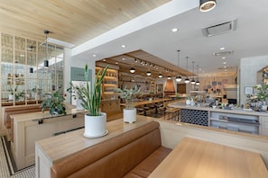 Se sirven desayunos, almuerzos, cenas y cocina italiana