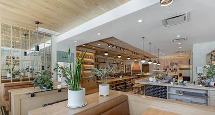 Best Western Plus Baker Street Inn