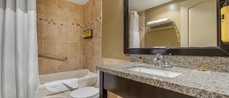 Un baño moderno con bañera, inodoro y lavamanos.