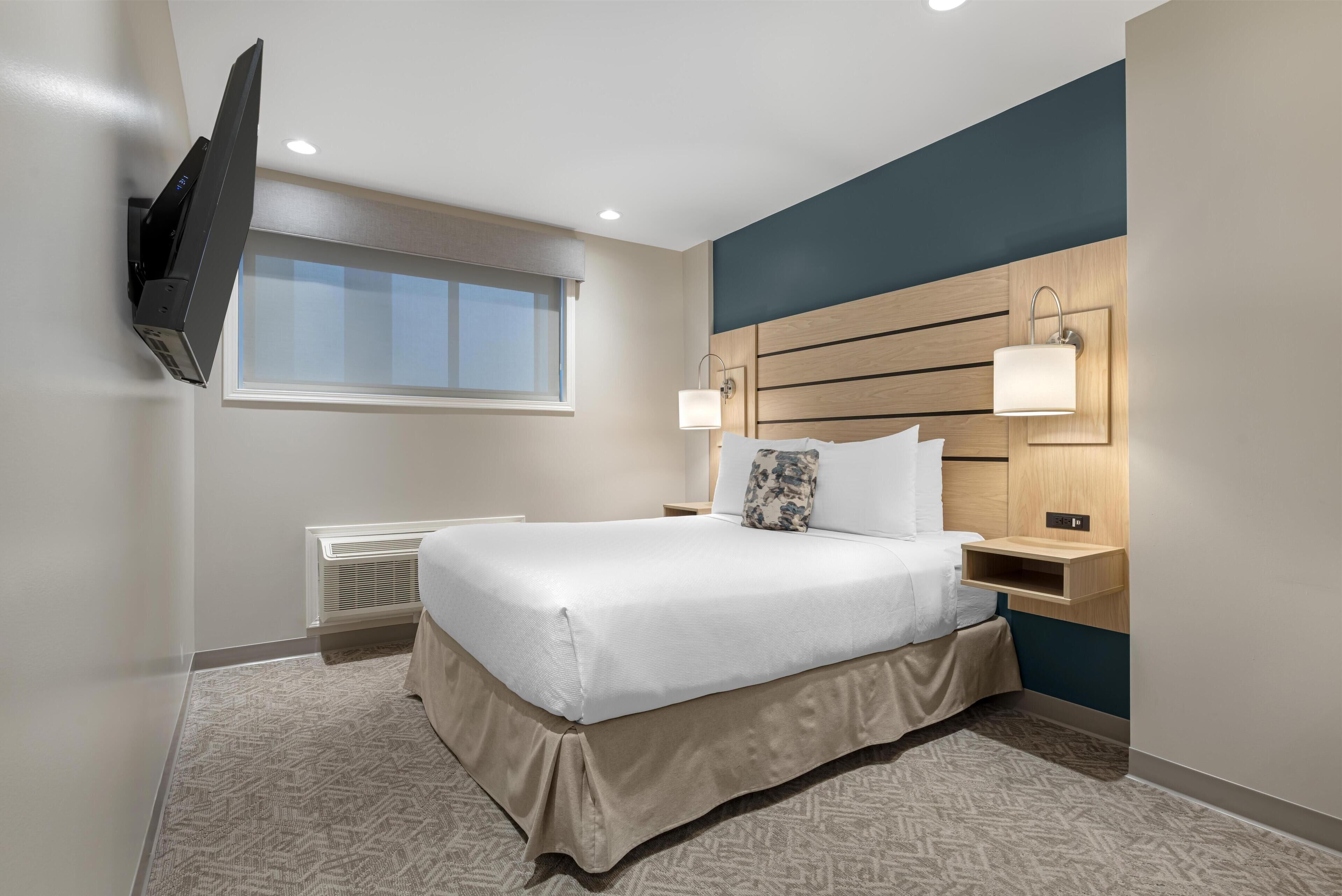 Standard Room, 1 Queen Bed, Accessible, Refrigerator & Microwave | Premium bedding, pillowtop beds, in-room safe, desk
