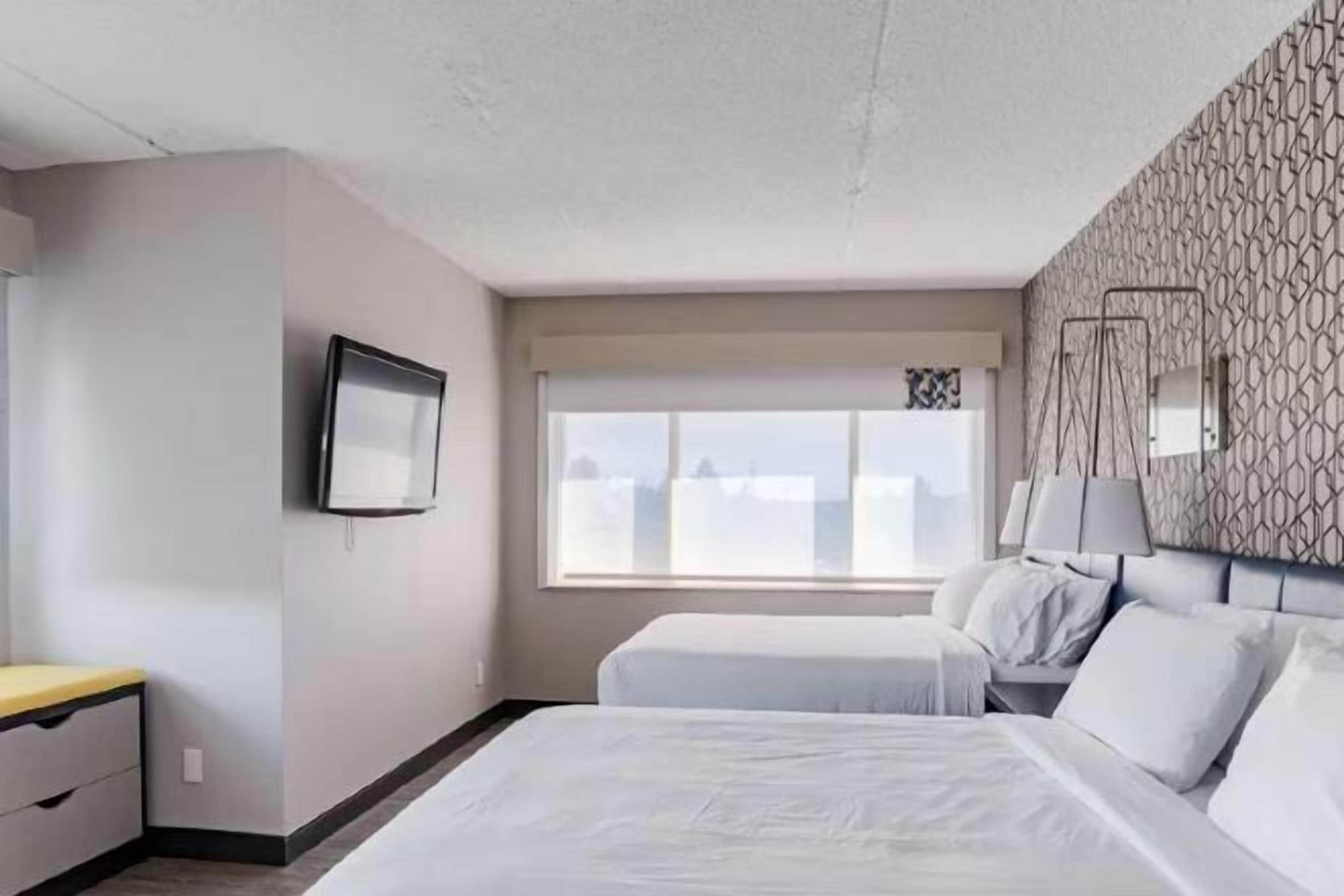 객실 내 금고, 책상, 노트북 작업 공간, 다리미/다리미판