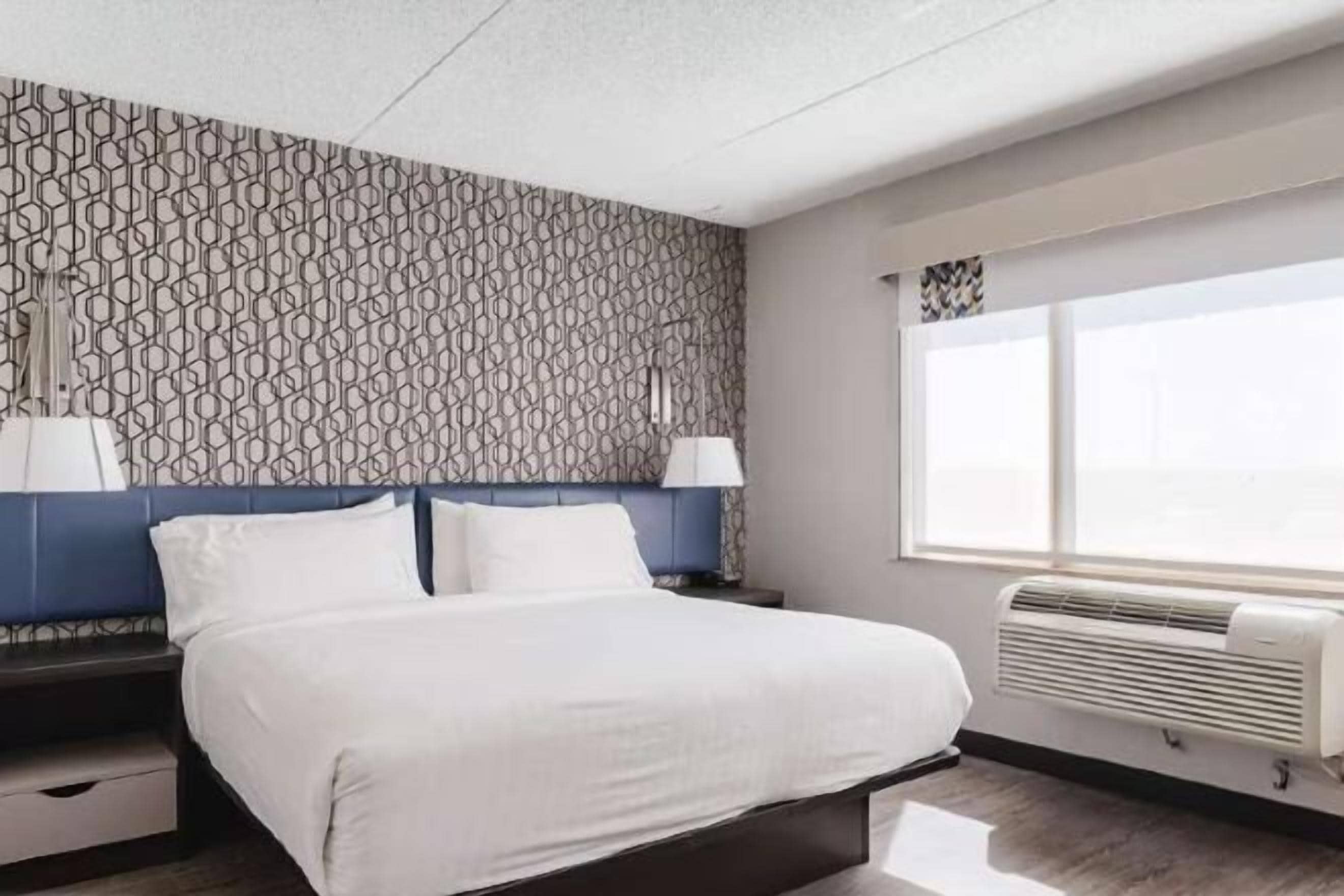 객실 내 금고, 책상, 노트북 작업 공간, 다리미/다리미판