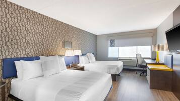 Brankas, meja kerja, ruang kerja ramah laptop, dan setrika/meja setrika