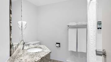 Quarto standard, 1 cama Queen, para não fumantes, geladeira | Banheiro | Produtos de toalete grátis, secador de cabelo, toalhas de banho