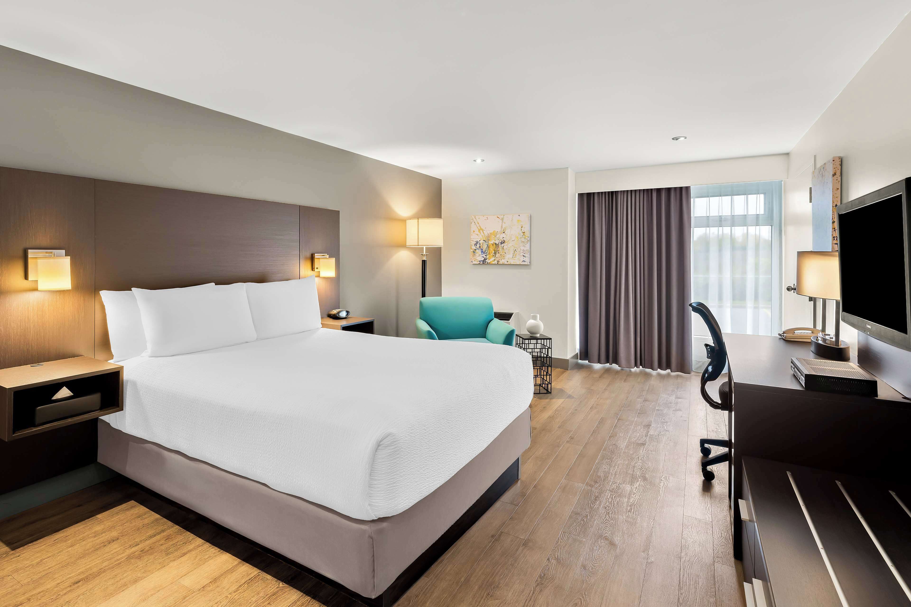 Business Room, 1 King Bed, Non Smoking, Refrigerator | Premium bedding, down comforters, pillowtop beds, blackout drapes