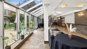 Alberca al aire libre por temporada y camastros