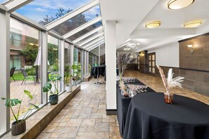 Een seizoensgebonden buitenzwembad en ligstoelen