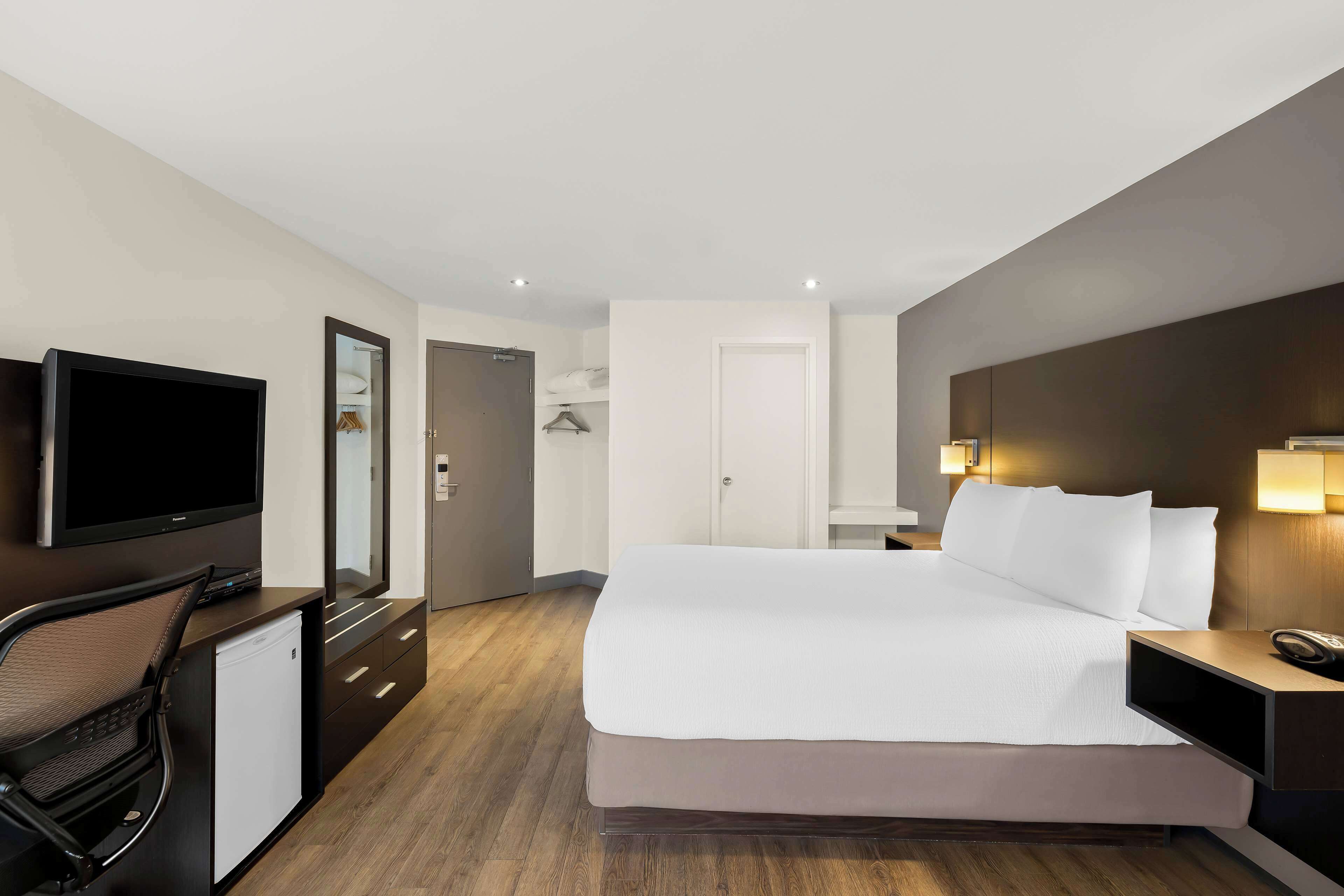 business room, 1 king bed, non smoking, refrigerator | premium bedding, down duvets, pillow-top beds, blackout curtains