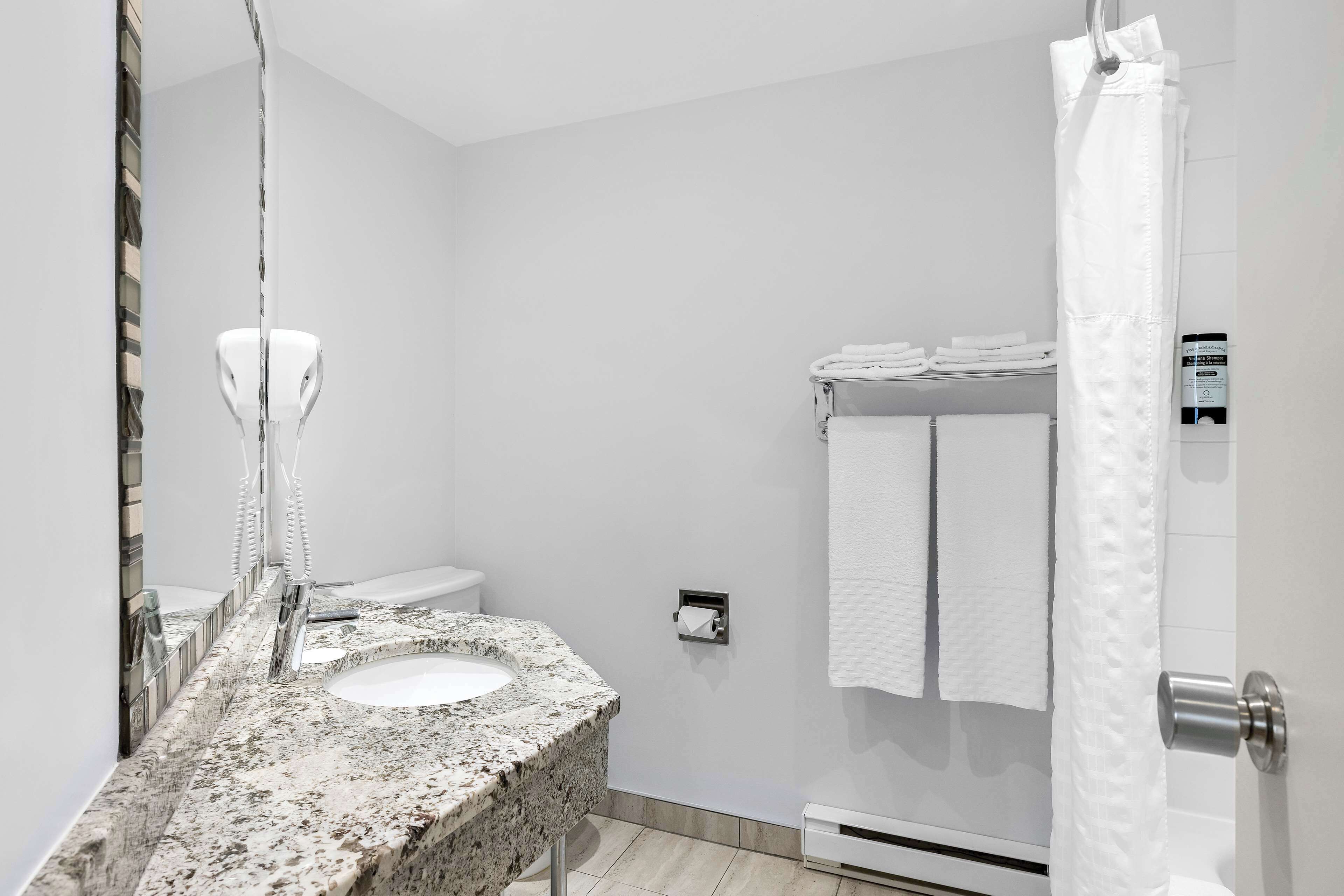 standard room, 1 queen bed, non smoking, refrigerator | bathroom | free toiletries, hair dryer, towels