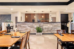 Breakfast, lunch and dinner served - Best Western Hotel St. Jerome (St. Jerome)