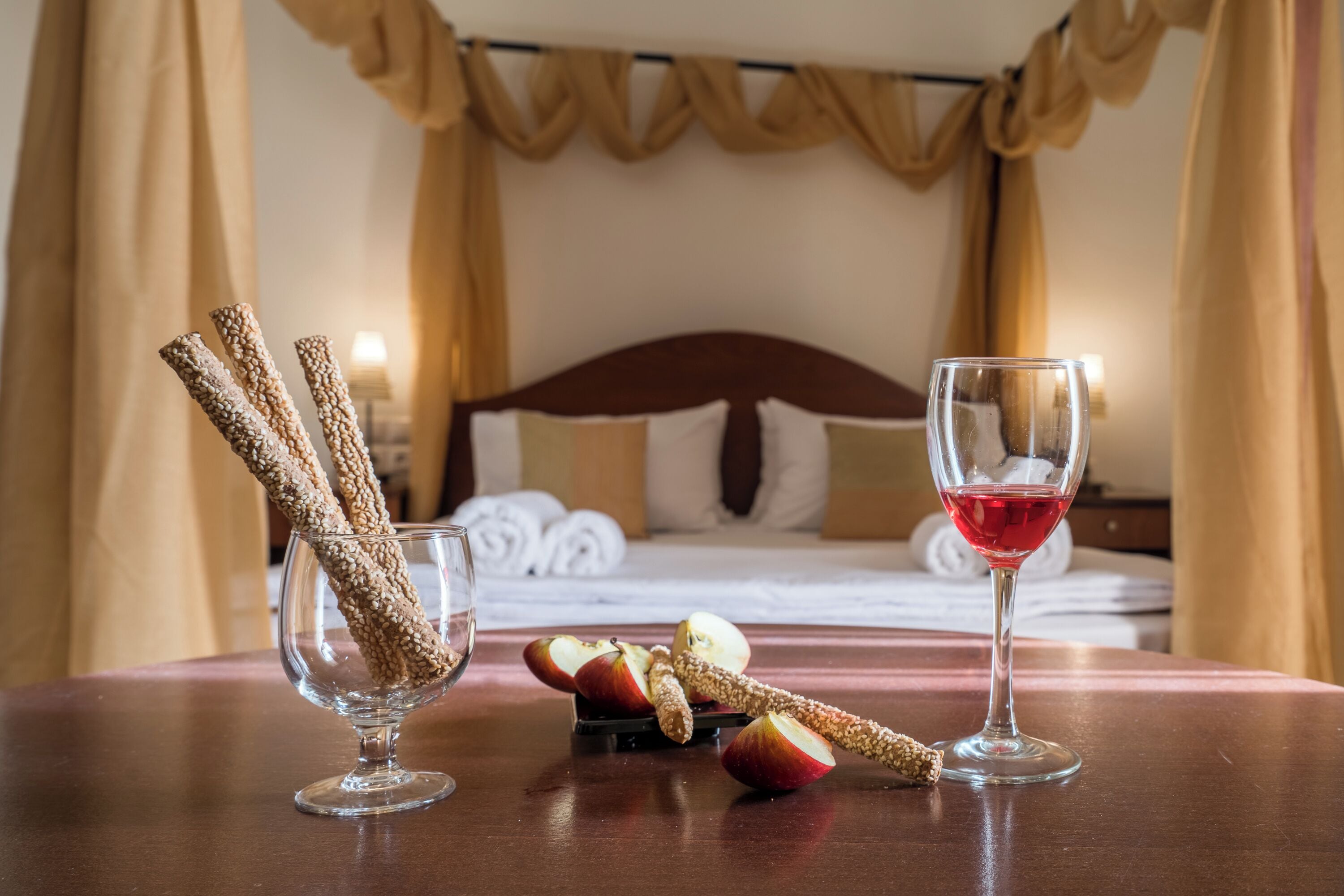 Camas com colchões pillow-top, frigobar, escrivaninha