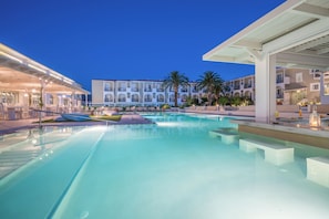 Seasonal outdoor pool, open 10:00 AM to 7:00 PM, pool umbrellas